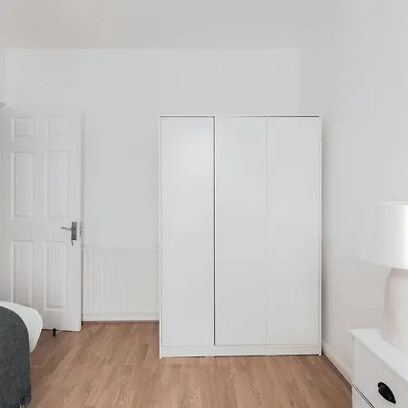 Beautiful 4-bed House With Garden In * London