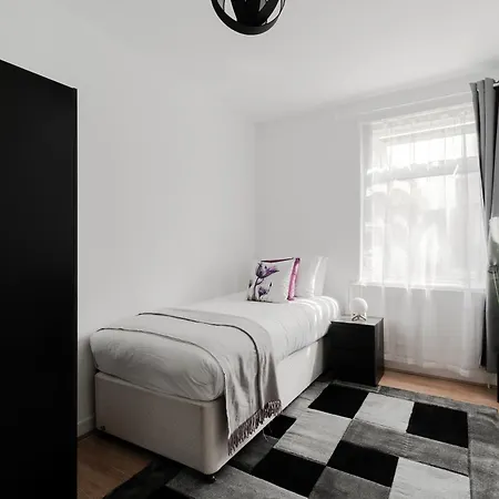 Beautiful 4-bed House With Garden In London