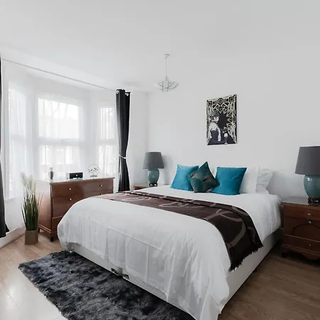 Holiday home Beautiful 4-bed House With Garden In *