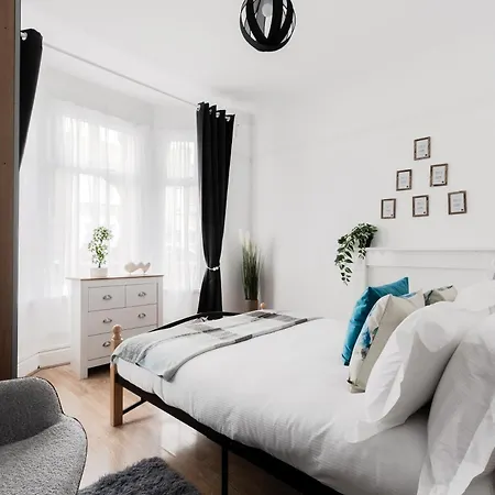Beautiful 4-bed House With Garden In Holiday home London