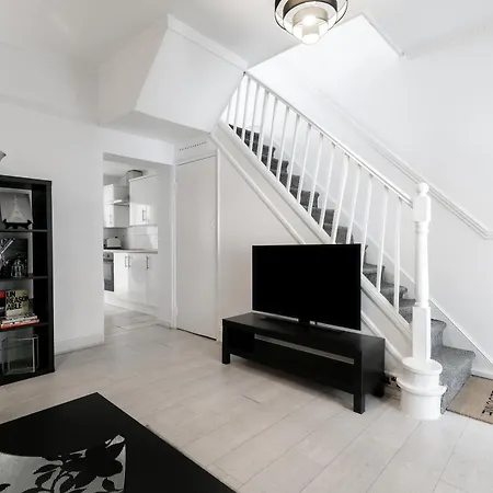 Holiday home Beautiful 4-bed House With Garden In