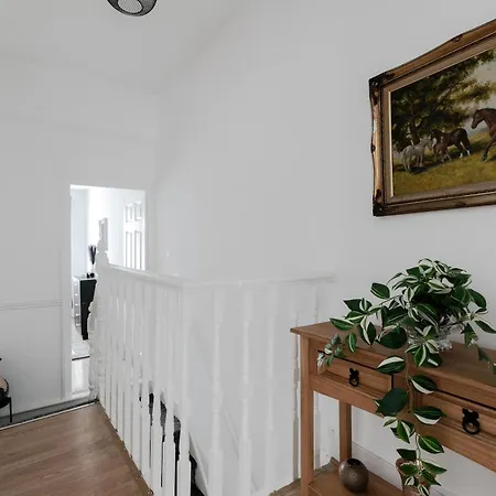 Beautiful 4-bed House With Garden In London