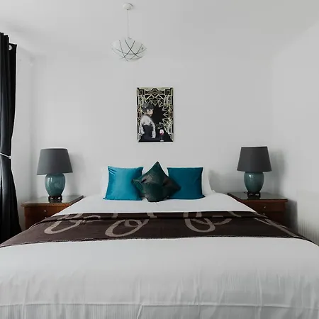 Beautiful 4-bed House With Garden In