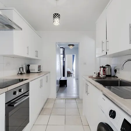 Beautiful 4-bed House With Garden In * London