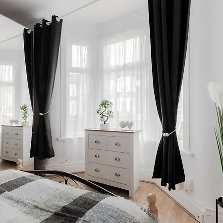 Holiday home Beautiful 4-bed House With Garden In London