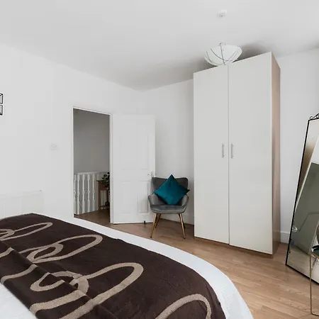 Beautiful 4-bed House With Garden In London