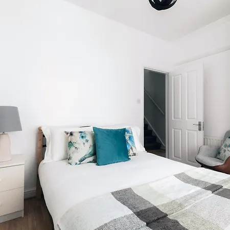 Holiday home Beautiful 4-bed House With Garden In
