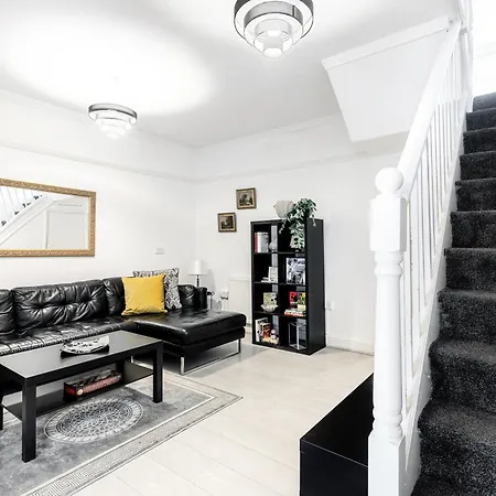 Holiday home Beautiful 4-bed House With Garden In London