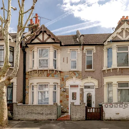 Beautiful 4-bed House With Garden In London