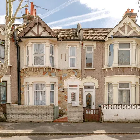 Beautiful 4-bed House With Garden In Holiday home