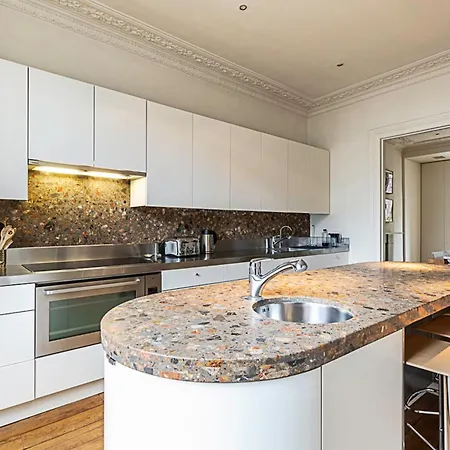 Luxe Retreat 5-bed Gem Holiday home London