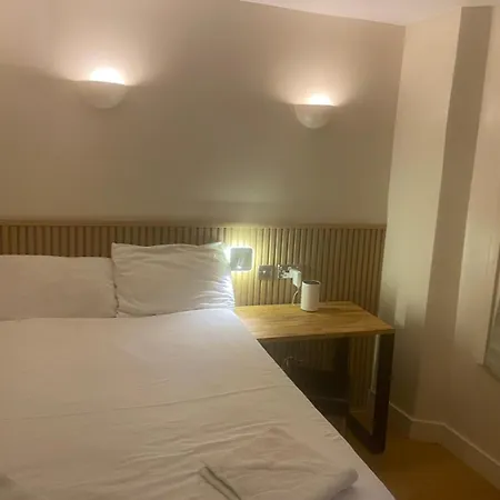 Exhibition Court 4 Hotel Londres