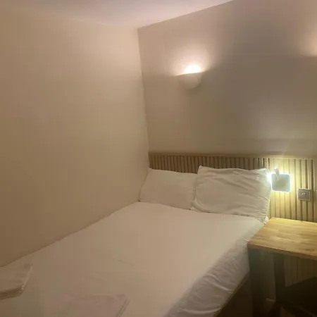 Exhibition Court 4 Hotel