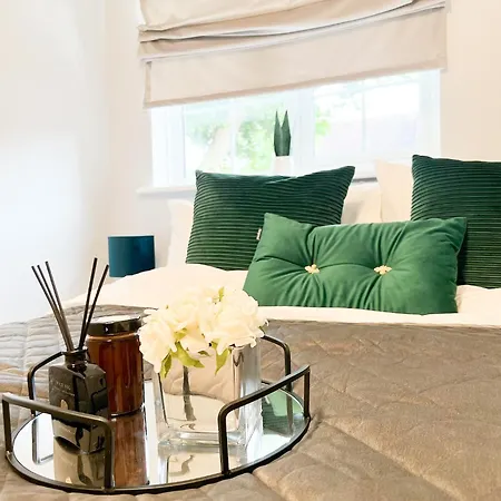 Beautiful In Beckton With Private Entrance And Garden *