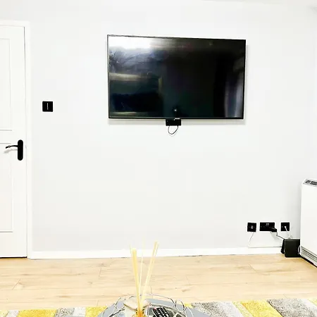 Apartment Beautiful In Beckton With Private Entrance And Garden London