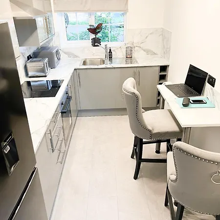Beautiful In Beckton With Private Entrance And Garden *