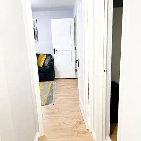 Beautiful In Beckton With Private Entrance And Garden Apartment