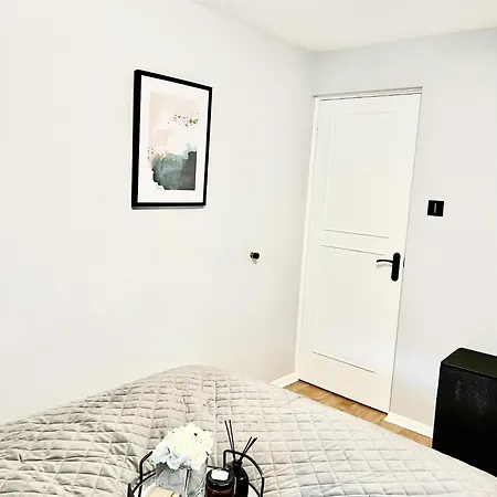 Beautiful In Beckton With Private Entrance And Garden