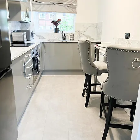 Beautiful In Beckton With Private Entrance And Garden Apartment *