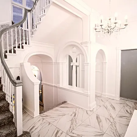 3 Bedroom On Oxford Street Gc4 Apartment