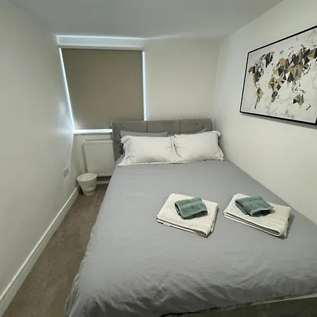 Charming 4 Bed House, 20 Minutes To Central London Edgware
