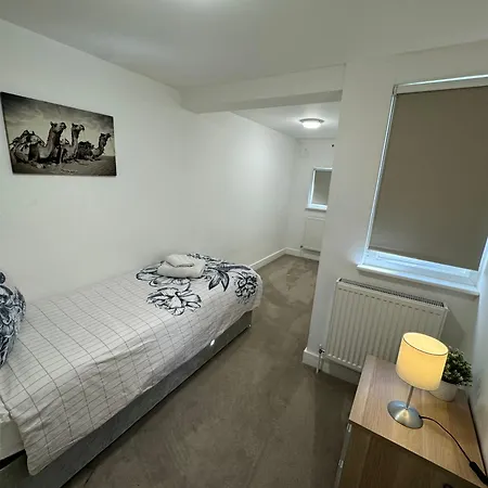 Holiday home Charming 4 Bed House, 20 Minutes To Central London Edgware