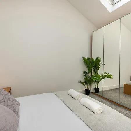 Stylish Two Bedroom By With Garden *