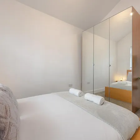 Stylish Two Bedroom By With Garden Apartment