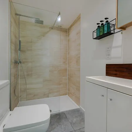 Stylish Two Bedroom By With Garden Apartment
