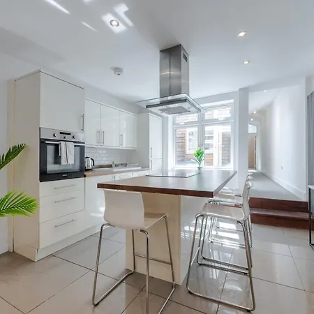 Stylish Two Bedroom By With Garden