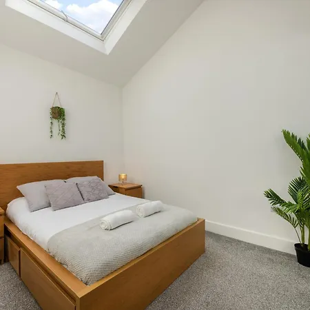 Apartment Stylish Two Bedroom By With Garden London