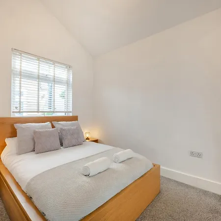 Stylish Two Bedroom By With Garden