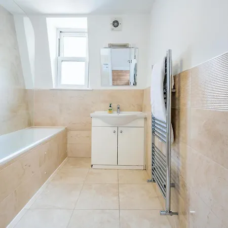 Paddington Modern Apartment