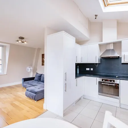 Paddington Modern Apartment