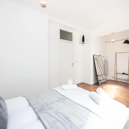 Spacious 1 Bedroom Bridge *