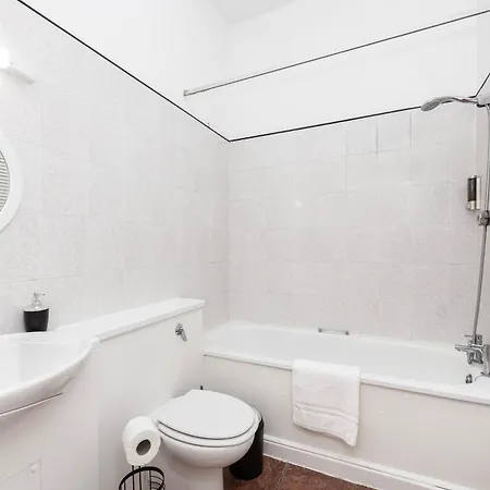 Spacious 1 Bedroom Bridge Apartment *