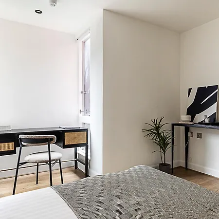 Stylish And Sleek East Retreat Apartment *