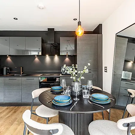 Stylish And Sleek East Retreat *
