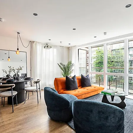 Stylish And Sleek East Retreat Apartment