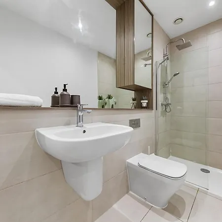 Stylish One Bedroom Flat - Sleeps 5 - Near Heathrow - Ub3 London