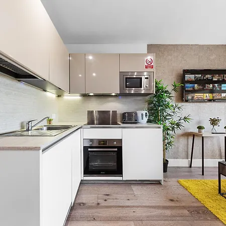 Stylish One Bedroom Flat - Sleeps 5 - Near Heathrow - Ub3 Apartment *