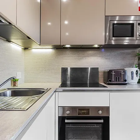 Stylish One Bedroom Flat - Sleeps 5 - Near Heathrow - Ub3 Apartment *