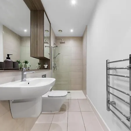 Stylish One Bedroom Flat - Sleeps 5 - Near Heathrow - Ub3 *