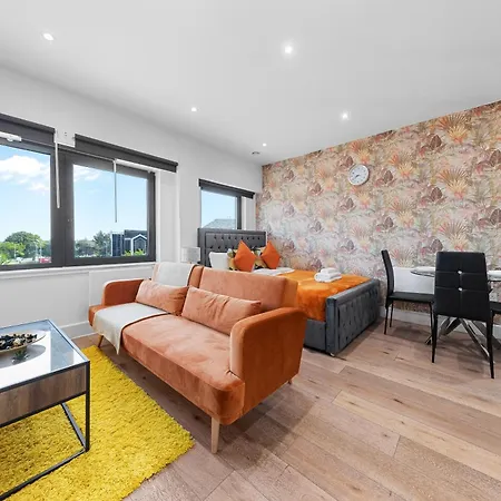 Stylish One Bedroom Flat - Sleeps 5 - Near Heathrow - Ub3