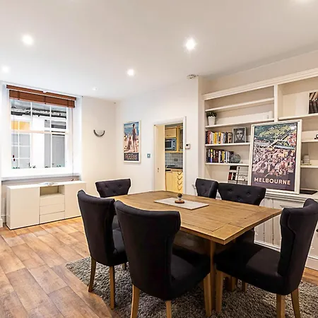 Charming Kensington Apartment *