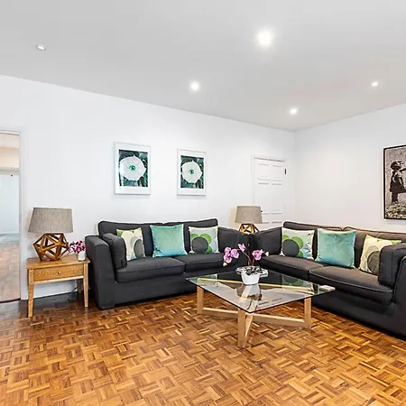 Charming Kensington Apartment *