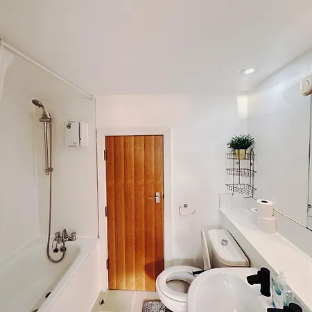 25 Percent Off Monthly 2bed Serviced Business & Family Guests Free Wifi & Netflix Sleeps 4!