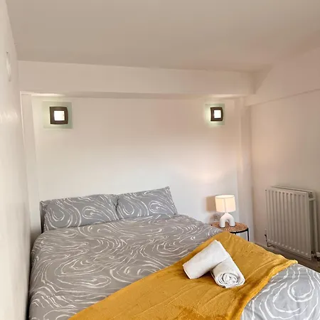 25 Percent Off Monthly 2bed Serviced Business & Family Guests Free Wifi & Netflix Sleeps 4! Apartment