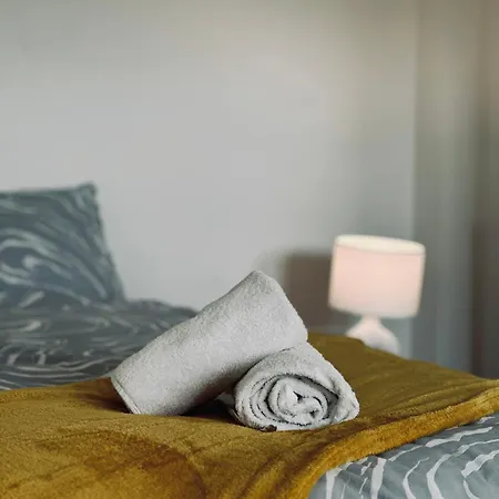 25 Percent Off Monthly 2bed Serviced Business & Family Guests Free Wifi & Netflix Sleeps 4! * London