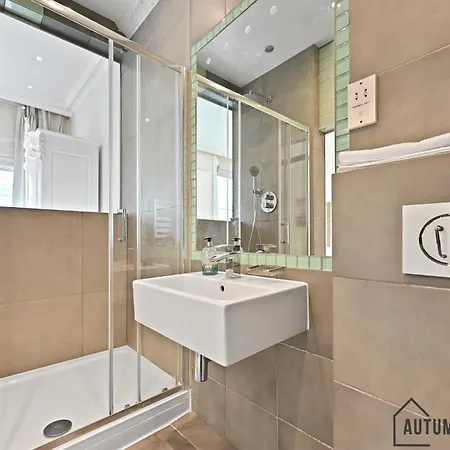 Beautiful 2 King Size Beds 2 Bath- Sleeps 5 In Earls Court